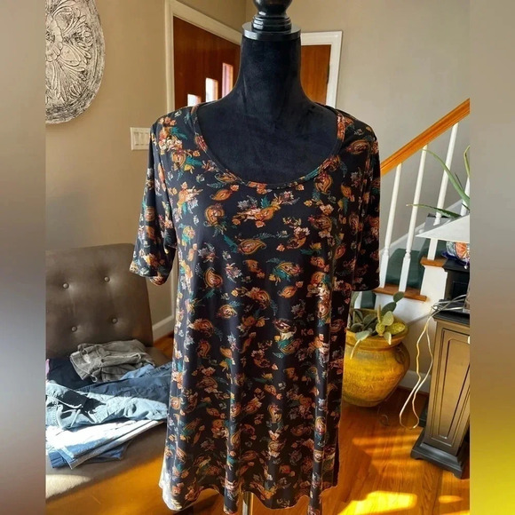 LuLaRoe Classic T - Picture 1 of 7